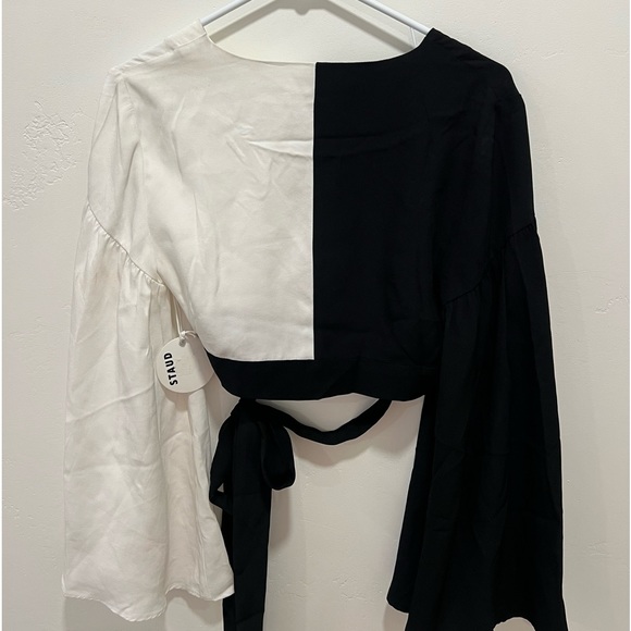 STAUD - NWT CROPPED TWO-TONE CREPE DE CHINE WRAP TOP IN BLACK / WHITE - Picture 4 of 6